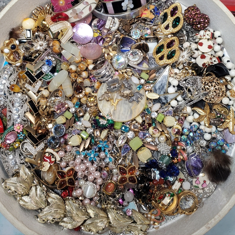 Grab Bag Of Necklaces, Bracelets, Rings, Earrings & Misc.  Brands. - Picture 3 of 16